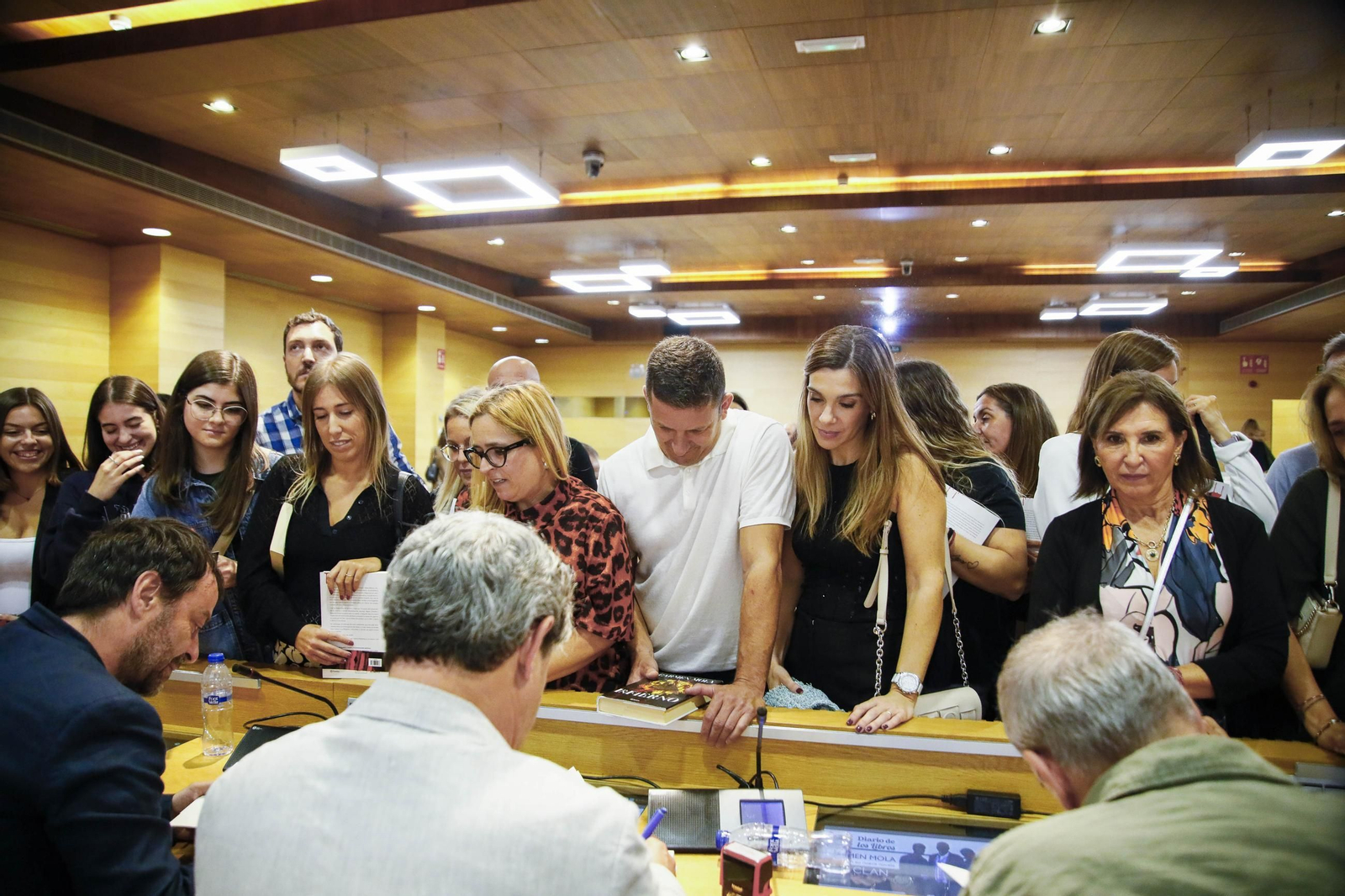 Carmen Mola presenta su libro "El clan" en la Casa de las mariposas de Almería, en imágenes