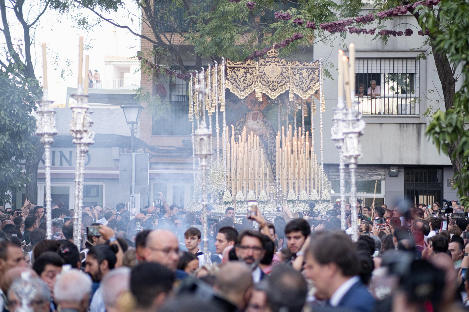 La procesión extraordinaria de la Virgen de los Dolores del Cerro del Águila, en imágenes
