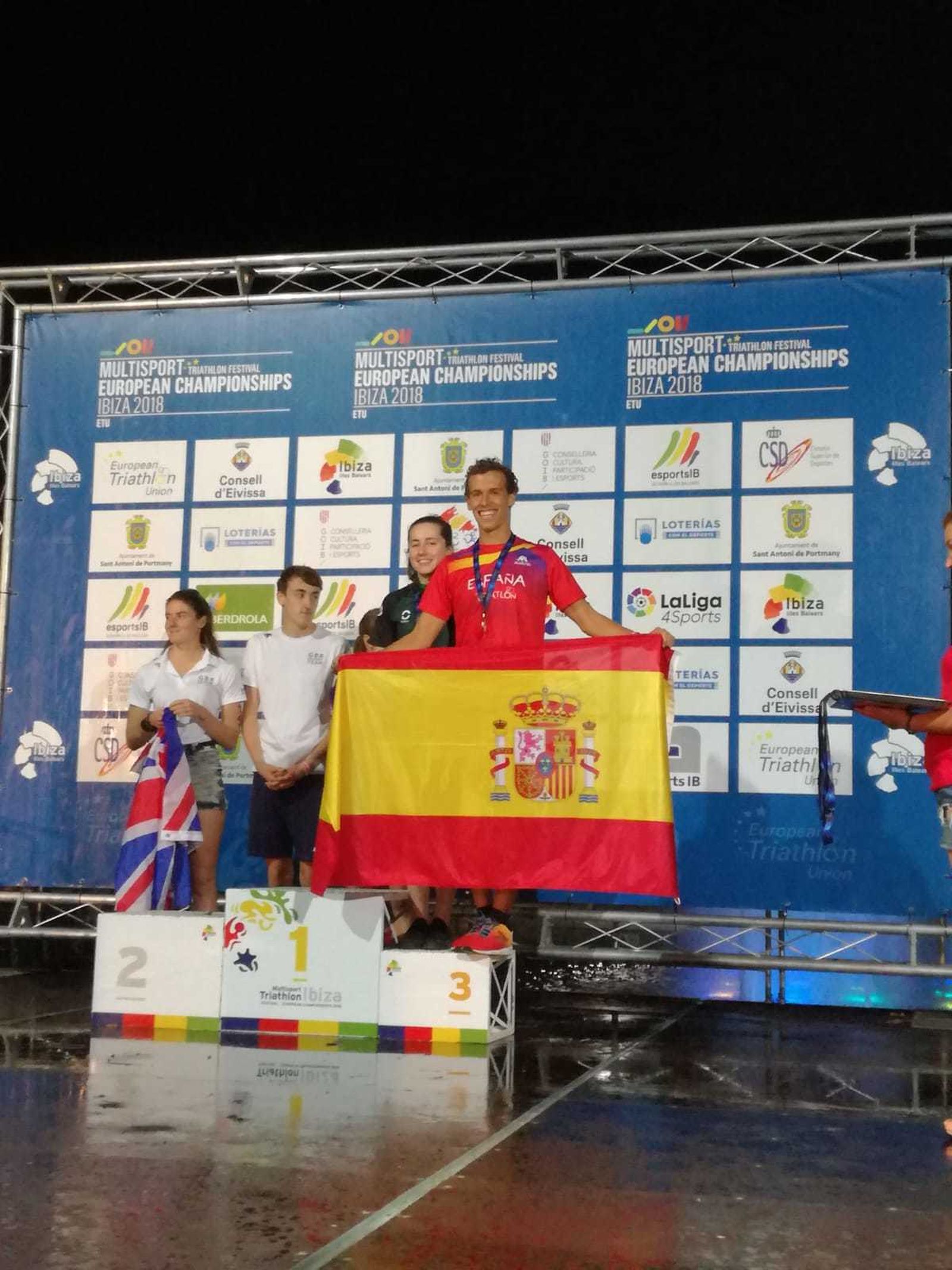 Alfonso Bastos, en el tercer escalón del podio de su categoría.