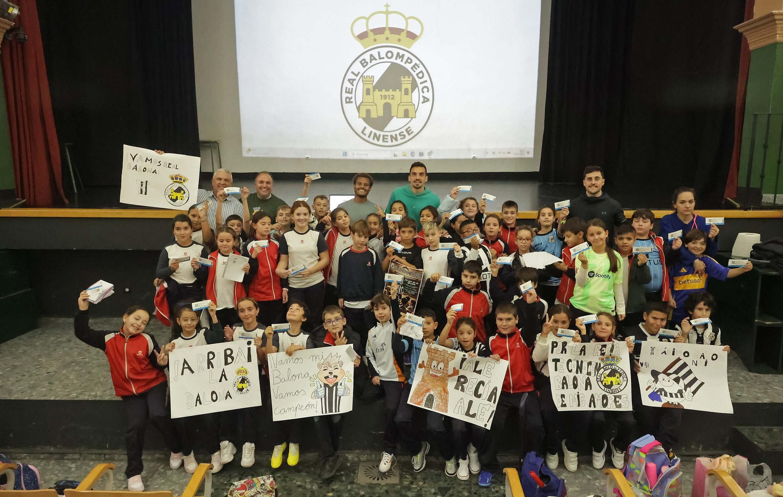 Las fotos de la visita de los jugadores de la Balona al colegio Salesianos de La Línea
