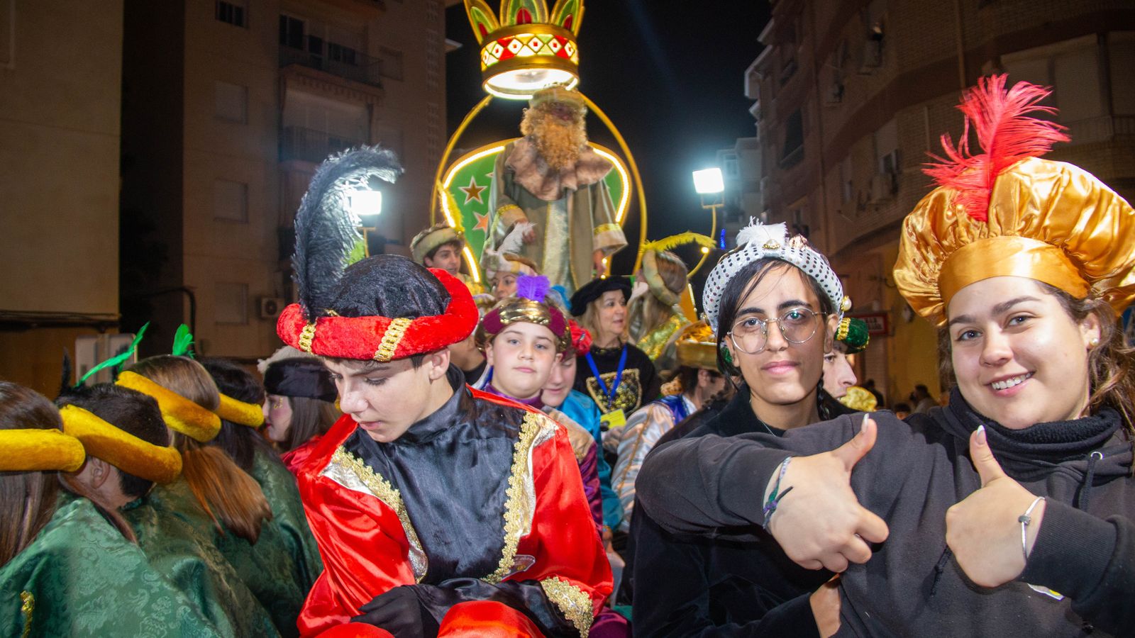 Varios niños posan en la carroza junto al Rey Gaspar