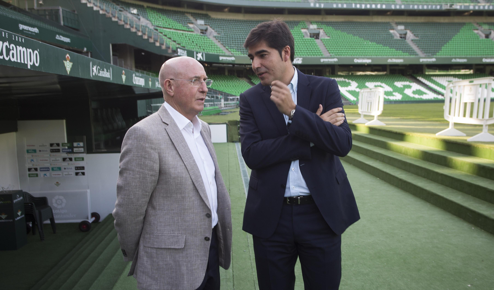 Serra Ferrer dialoga con el presidente, Ángel Haro.