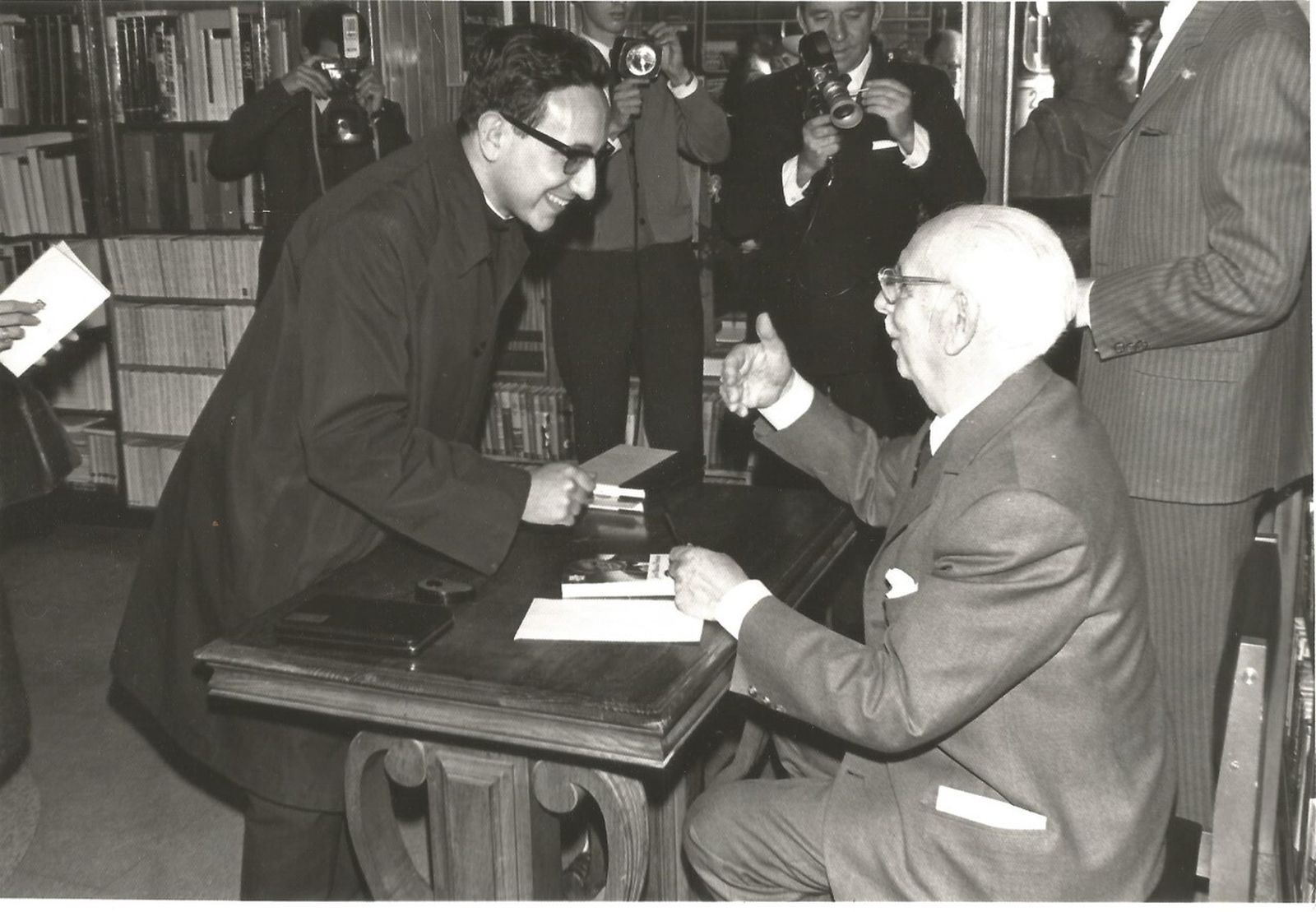 Pedro Miguel Lamet, autor de este artículo, dialoga con José María Pemán.