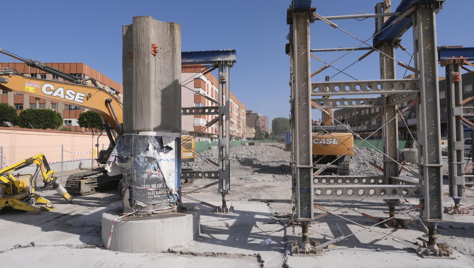 El Puente de la Avenida del Mediterráneo en su última fase de desmantelamiento, en imágenes