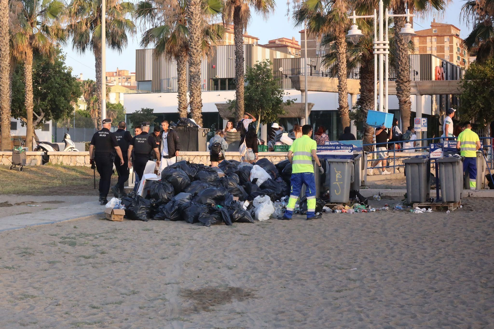 La 'resaca' de la Noche de San Juan en la playa de Huelin en Málaga La 'resaca' de la Noche de San Juan en la playa de Huelin en Málaga