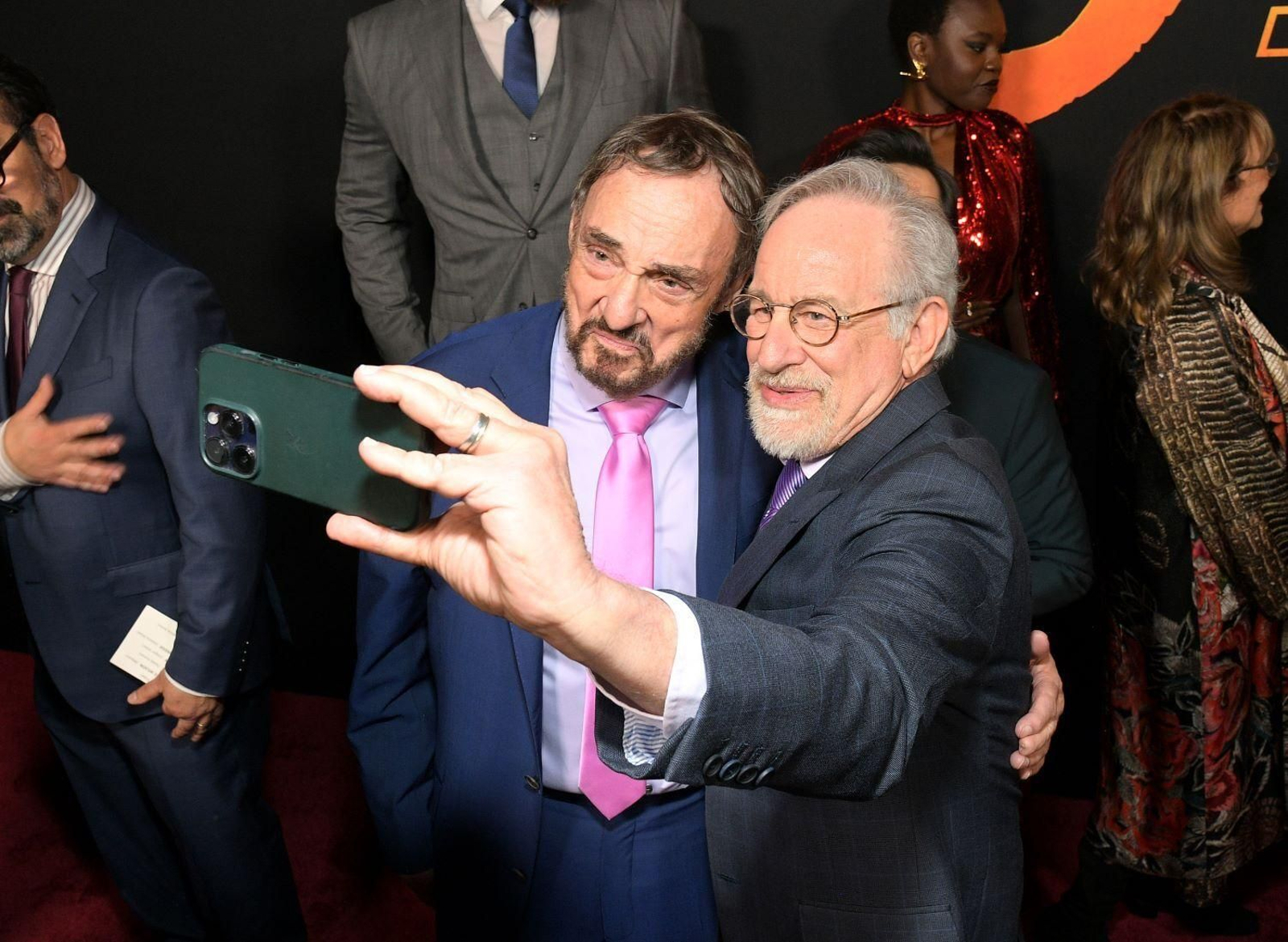 Indiana Jones y El Dial del Destino | Steven Spielberg y John Rhys-Davies, en el estreno en Los Ángeles.