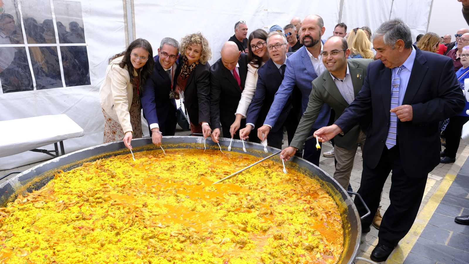 El equipo de Gobierno, con el alcalde Javier Sánchez a la cabeza, prueba una de las paellas.