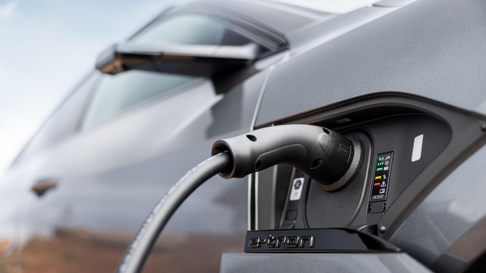 Existe la posibilidad de disponer de un segundo conector, en este caso para corriente alterna, en el lado del acompañante.