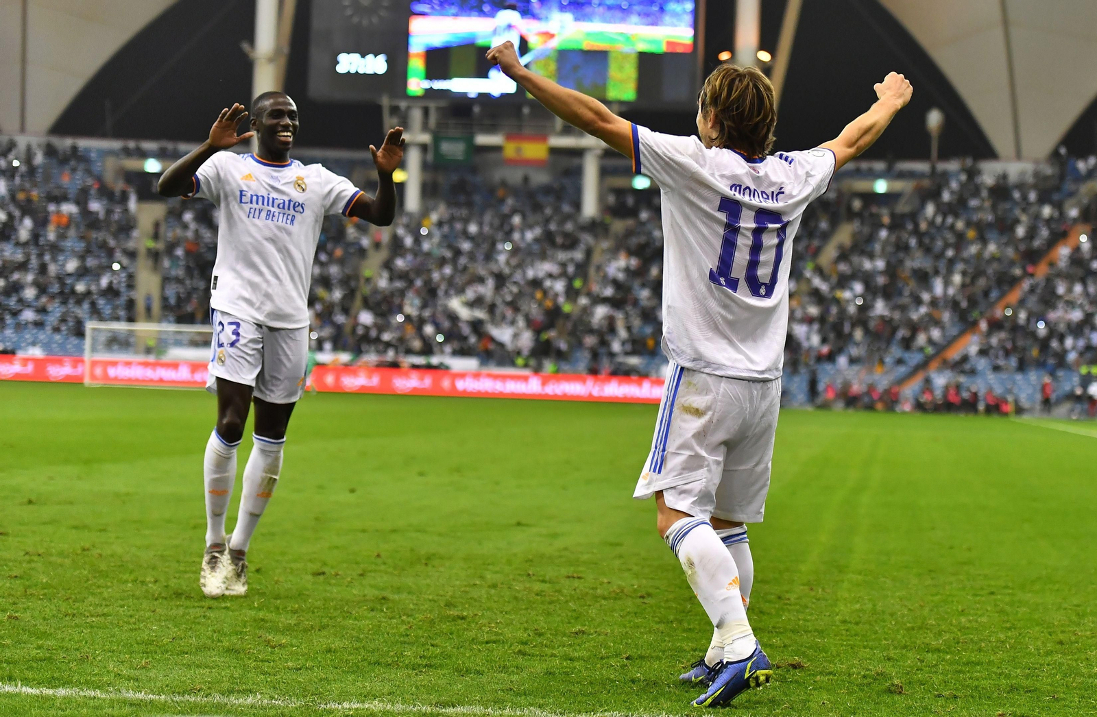 Mendy celebra junto a Modric un gol del Real Madrid