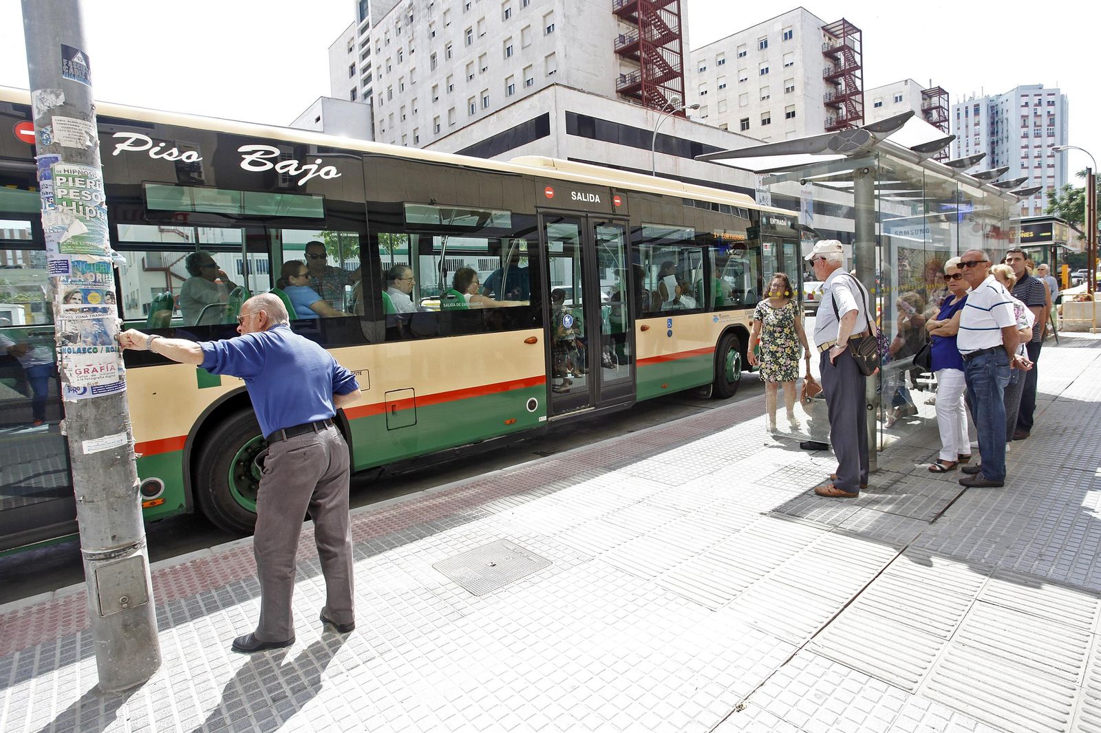 Un autobús en la avenida principal de la ciudad.