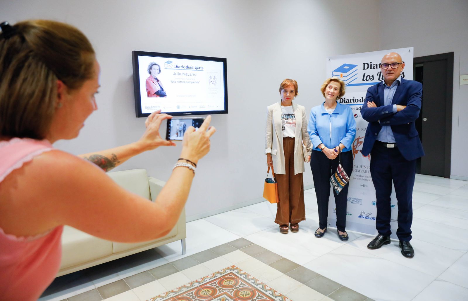 Imágenes de Diario de los Libros, con Julia Navarro