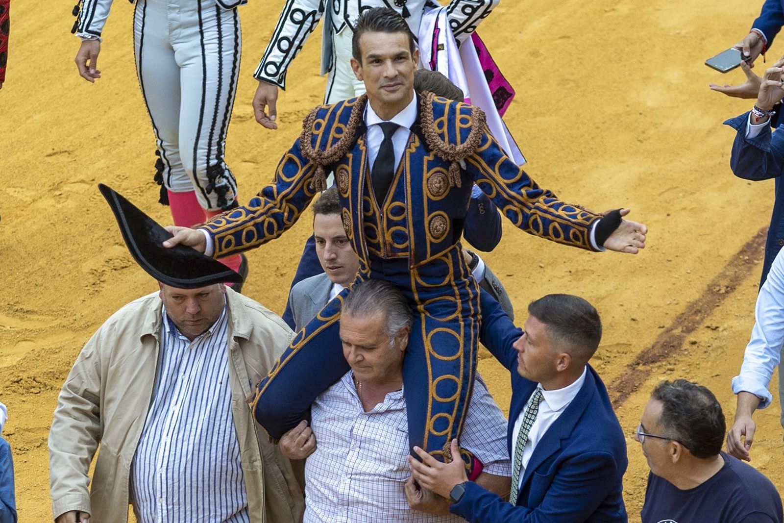 El diestro José María Manzanares sale a hombros en Ronda.