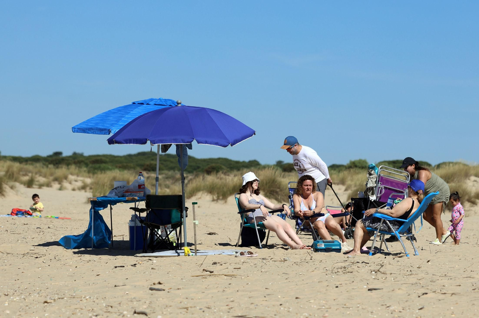 Imágenes del ambiente en las playas de Huelva durante la mañana