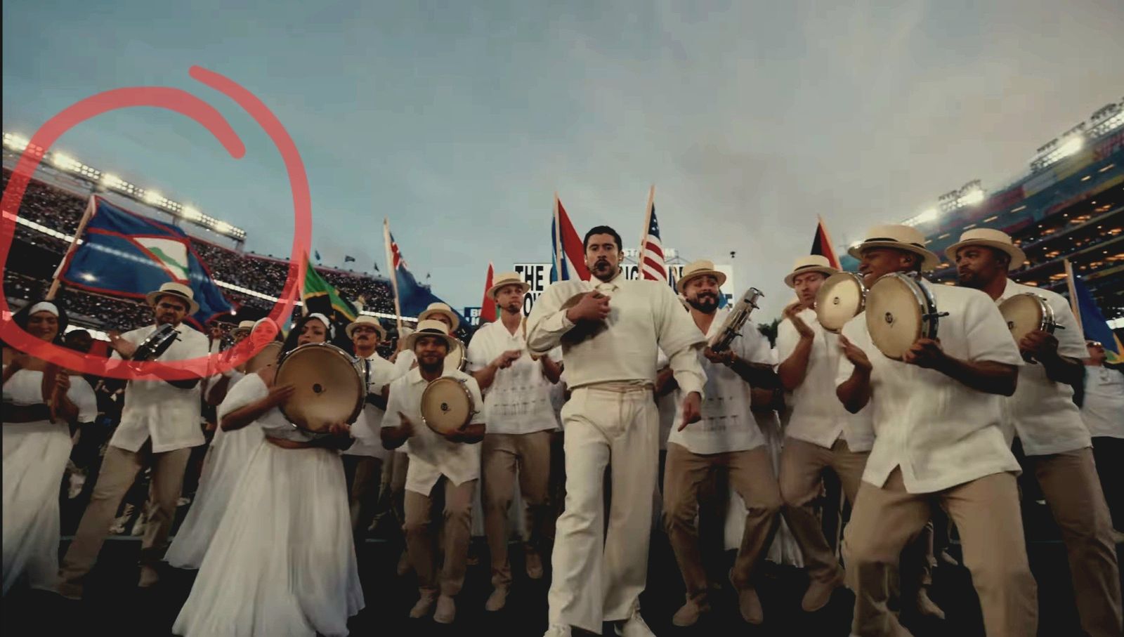 Bad Bunny entre las banderas americanas, a la izquierda, el desconocido territorio con su entusiasta abanderado