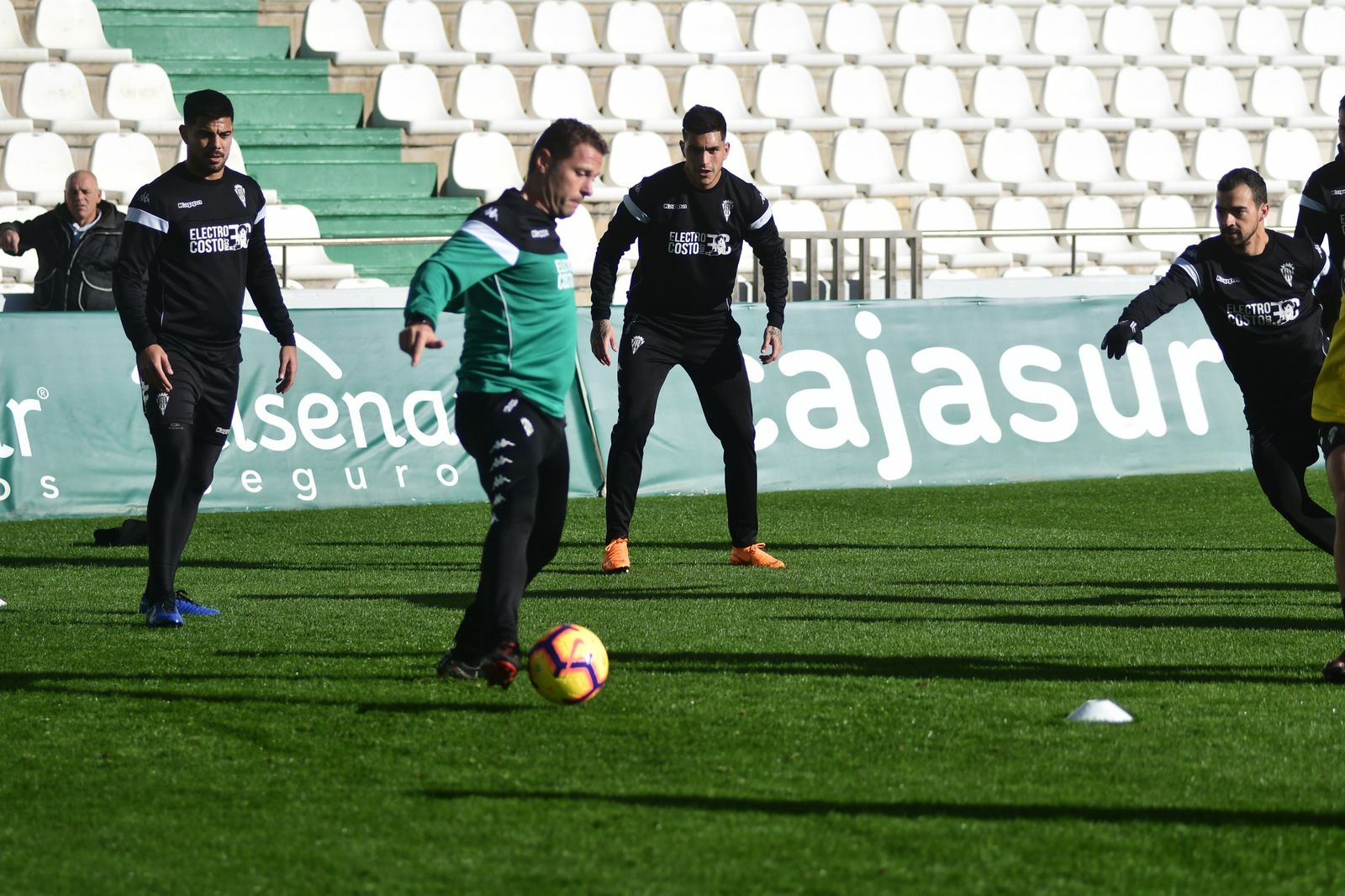 Curro Torres, participando en un rondo junto a sus jugadores.