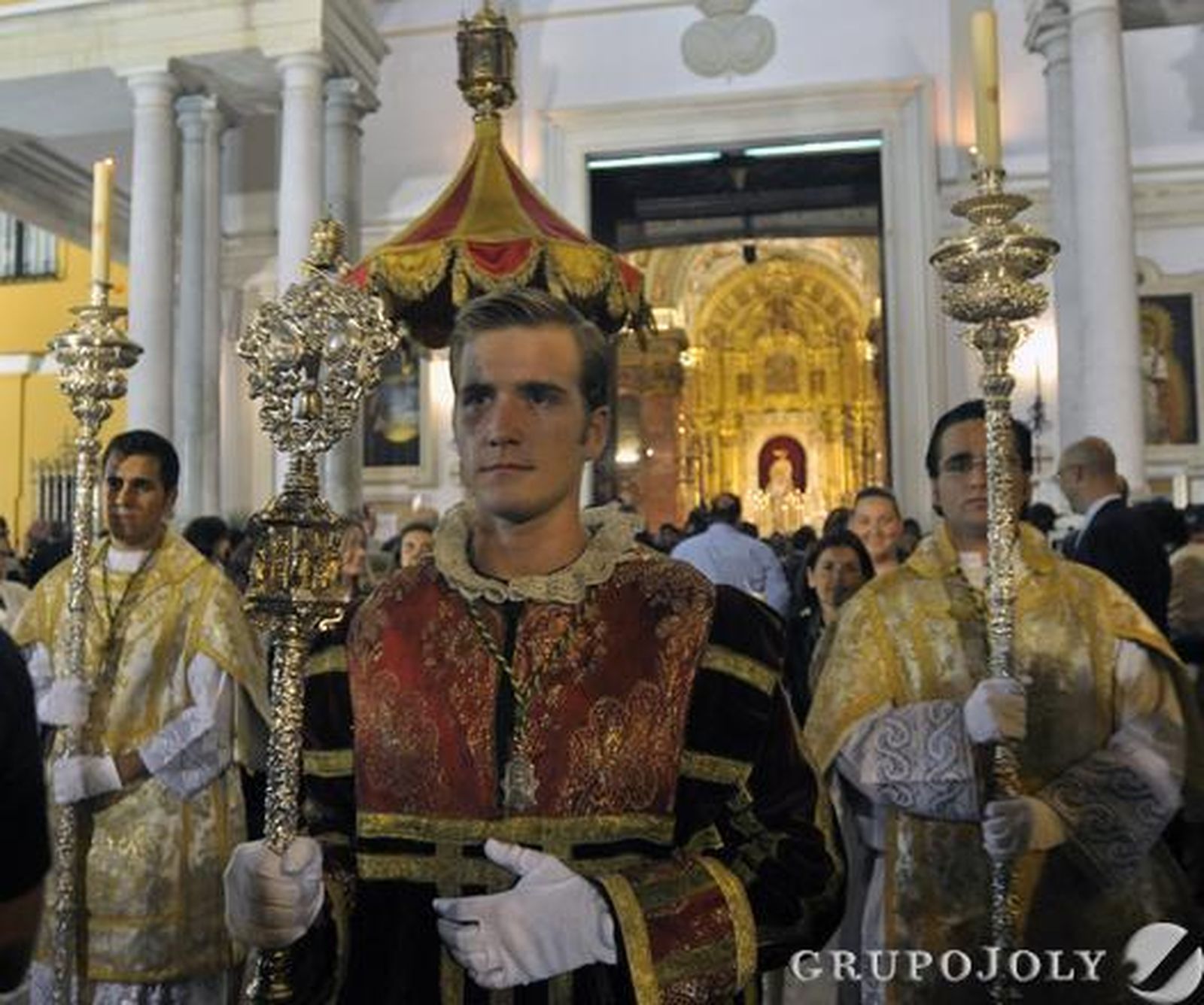Salida del cortejo.

Foto: Manuel Gomez