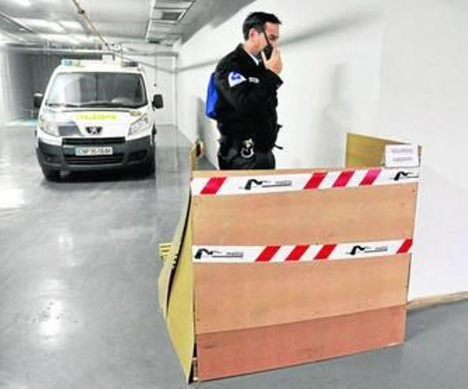 Un vigilante controla el acceso de vehículos en el edificio Noga desde el singular puesto.