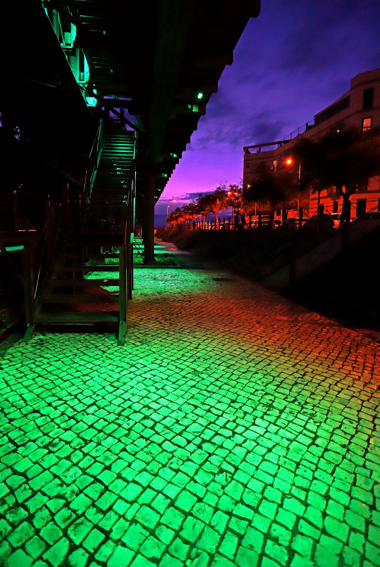 El muelle de la Riotinto se ilumina de verde en el día mundial contra el cancer