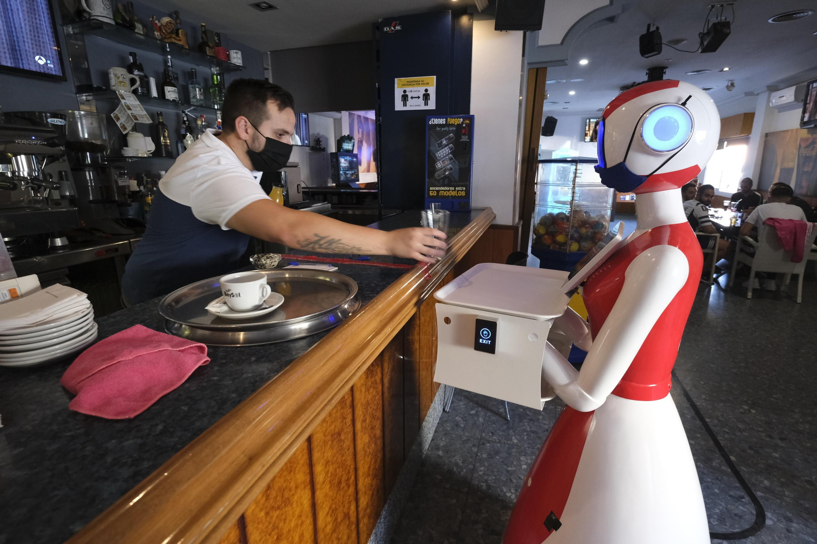 Fotogalería de Herbelita, la robot camarera de El Alquián.