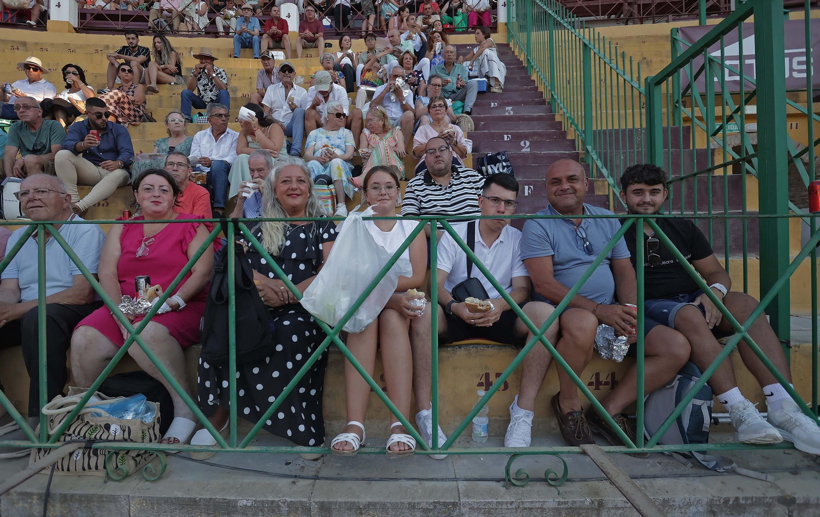 Búscate en la Plaza de Toros 'El Arenal' durante la novilla mixta con picadores del sábado de la Feria de La Línea