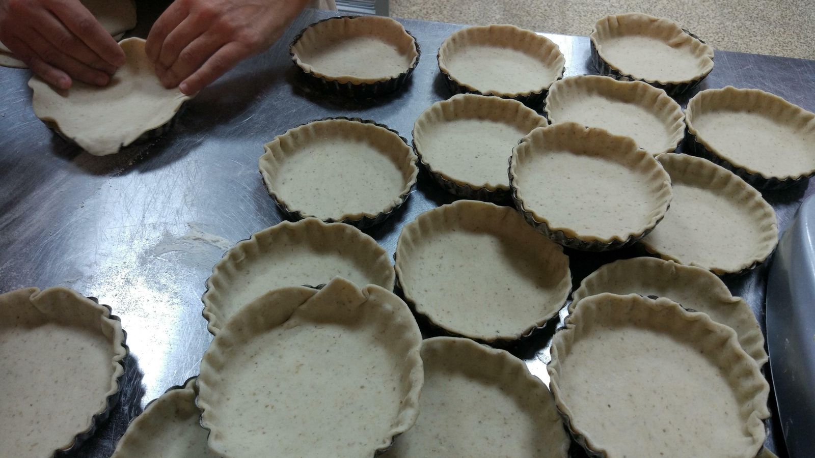 Preparación de tartaletas en El Obrador.