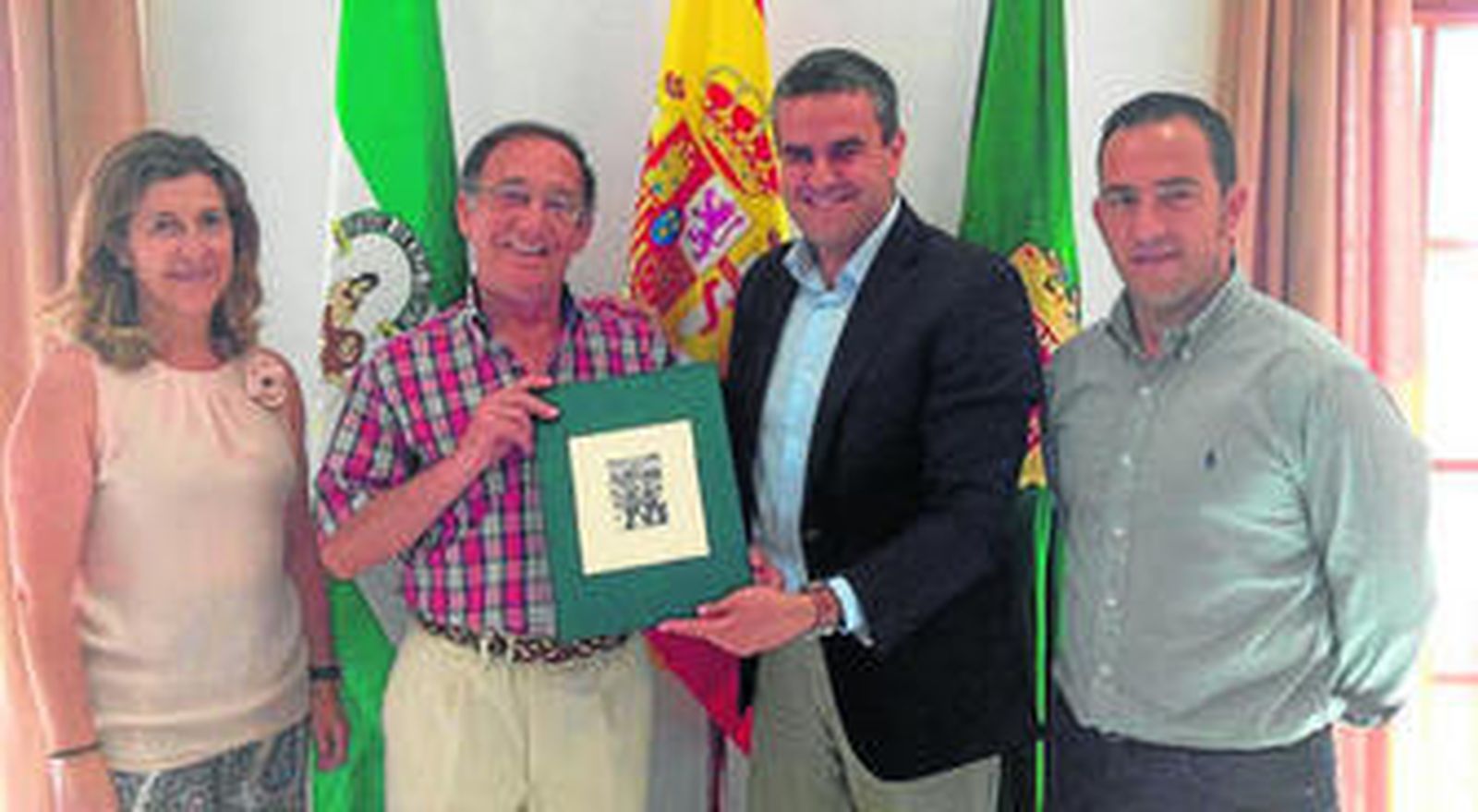 Jesús Benítez sujeta junto al alcalde, José Ortiz, las tapas en las que se incluirá el pregón de la Velada de agosto.