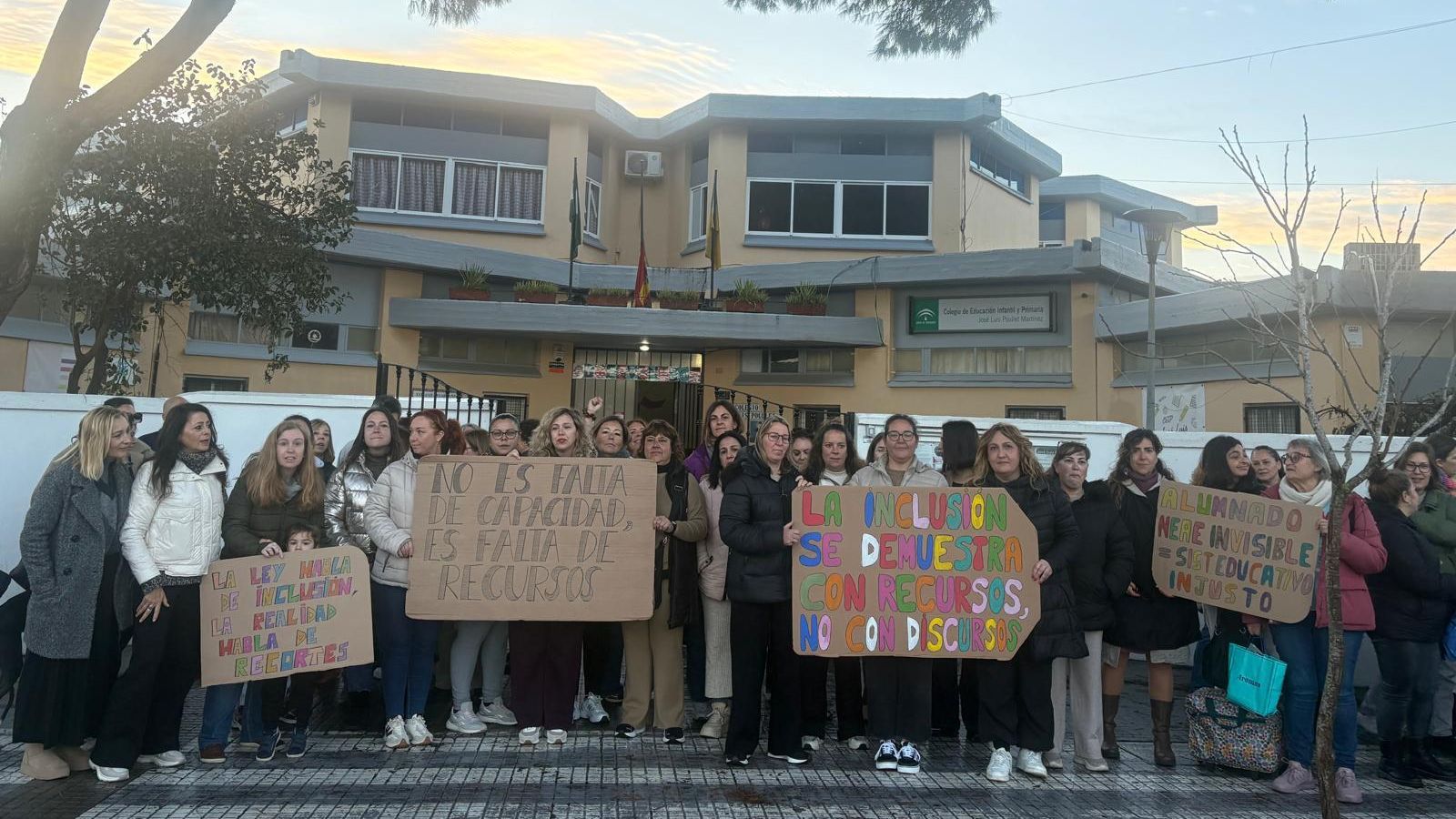 Una imagen de la protsta de este viernes a las puertas del centro educativo.