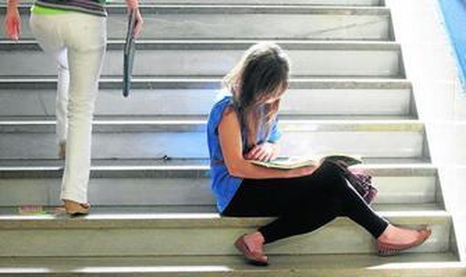 Una estudiante repasa antes de entrar en el aula donde se examinará de selectividad.