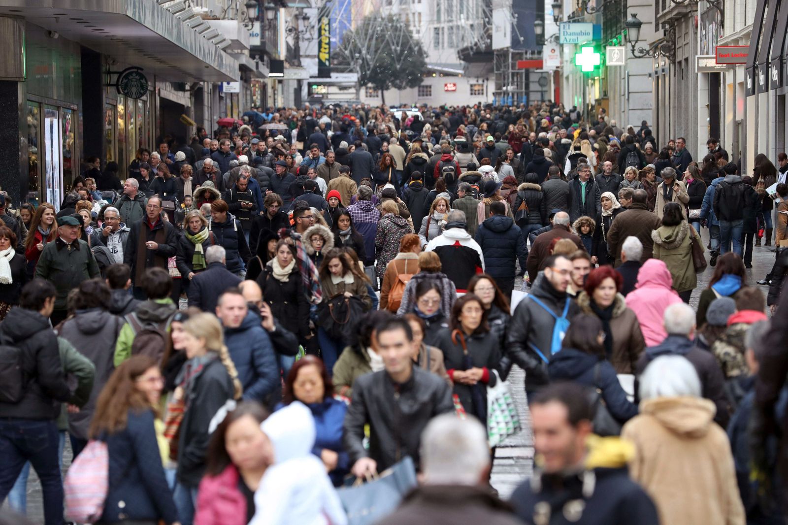 Cientos de personas en la madrileña calle Preciados durante la jornada conocida como Black Friday.
