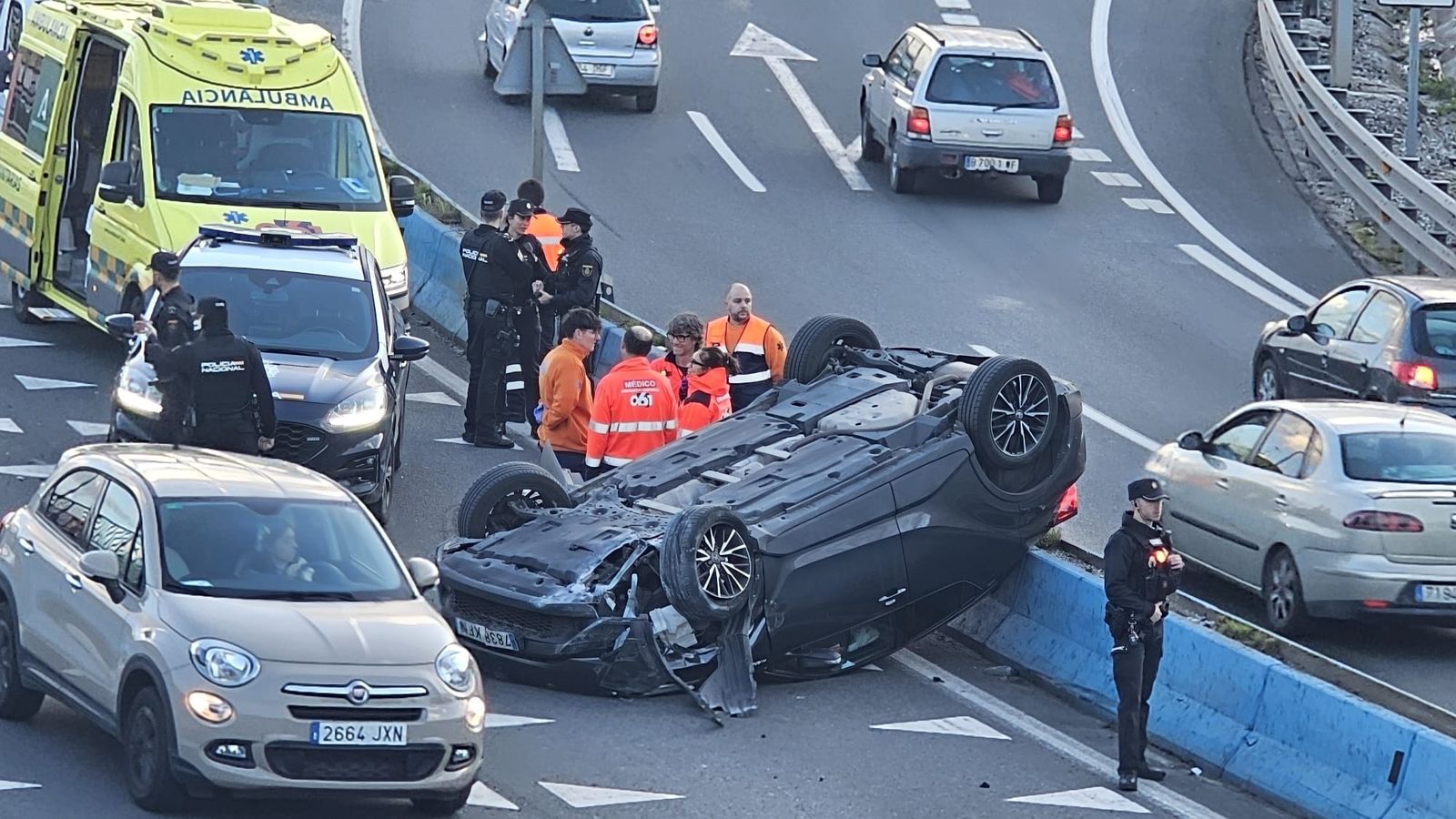 El coche volcado en Algeciras.