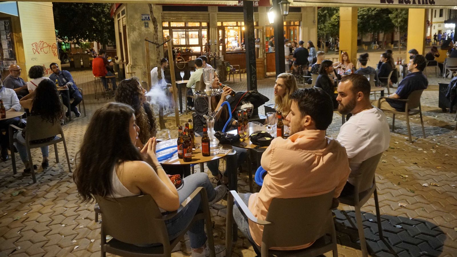 Jóvenes sentados en la terraza de un bar de la Alameda.