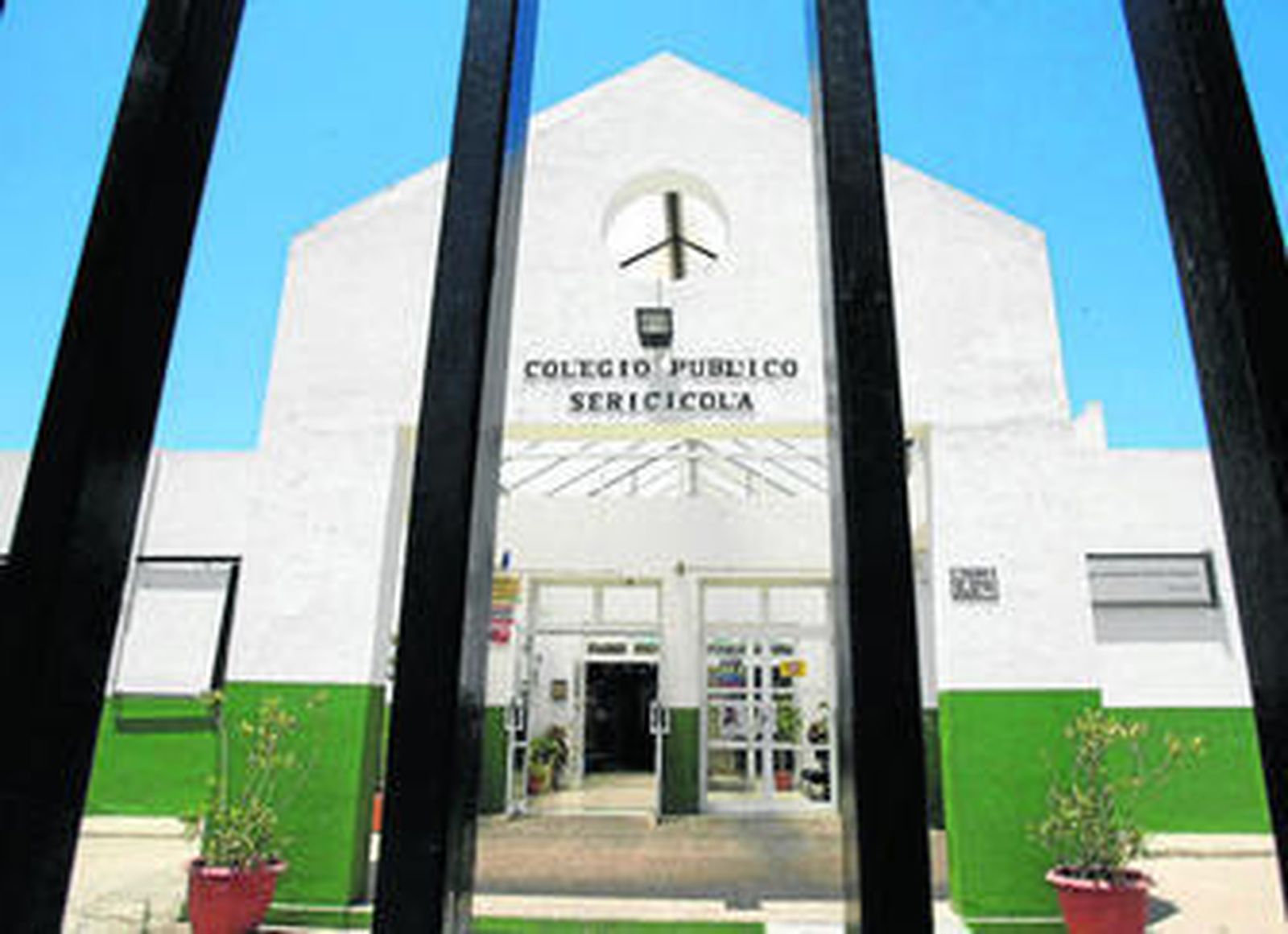 Imagen de la entrada del centro Sericícola.