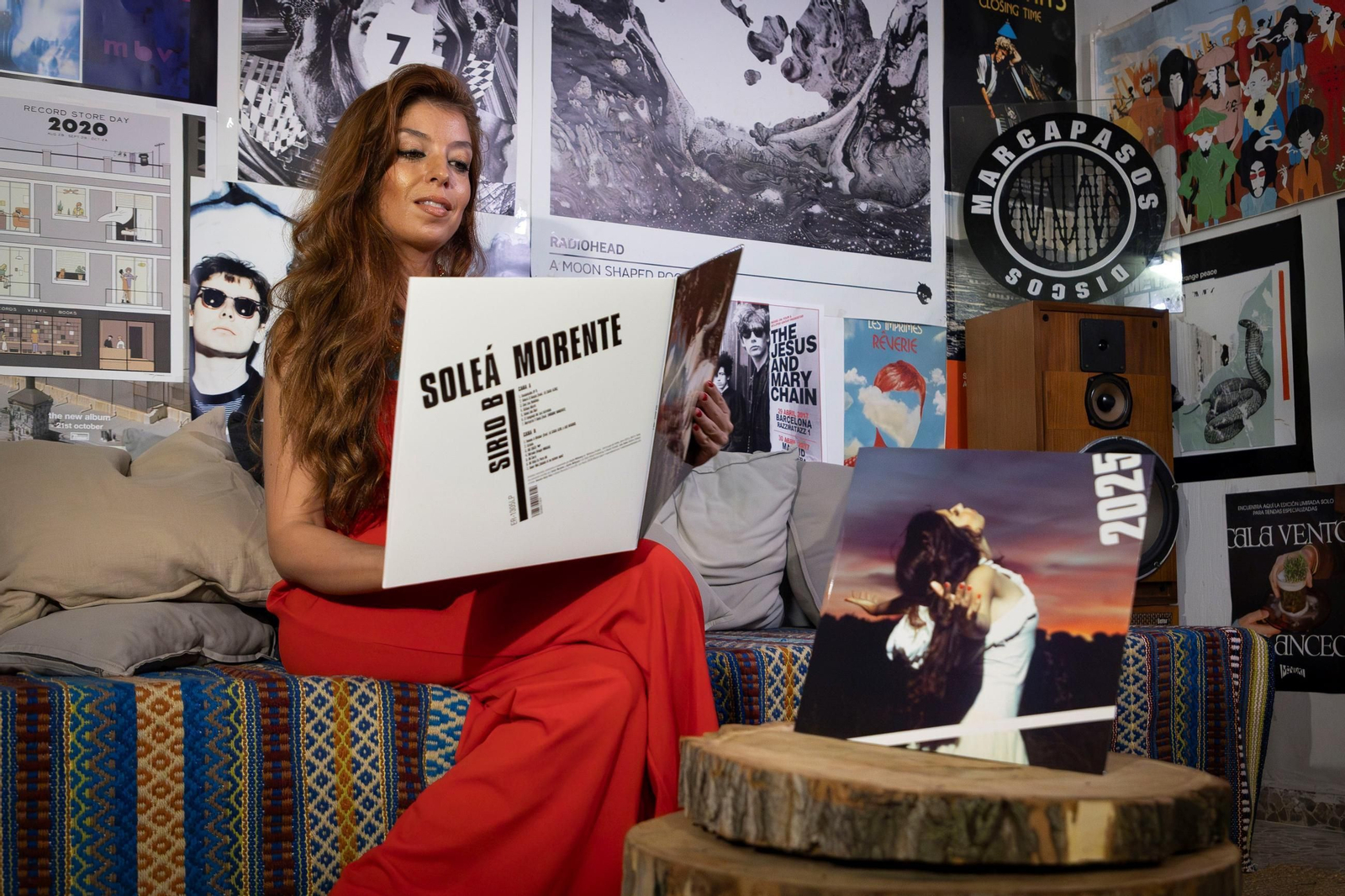 Soleá Morente mira su nuevo trabajo.