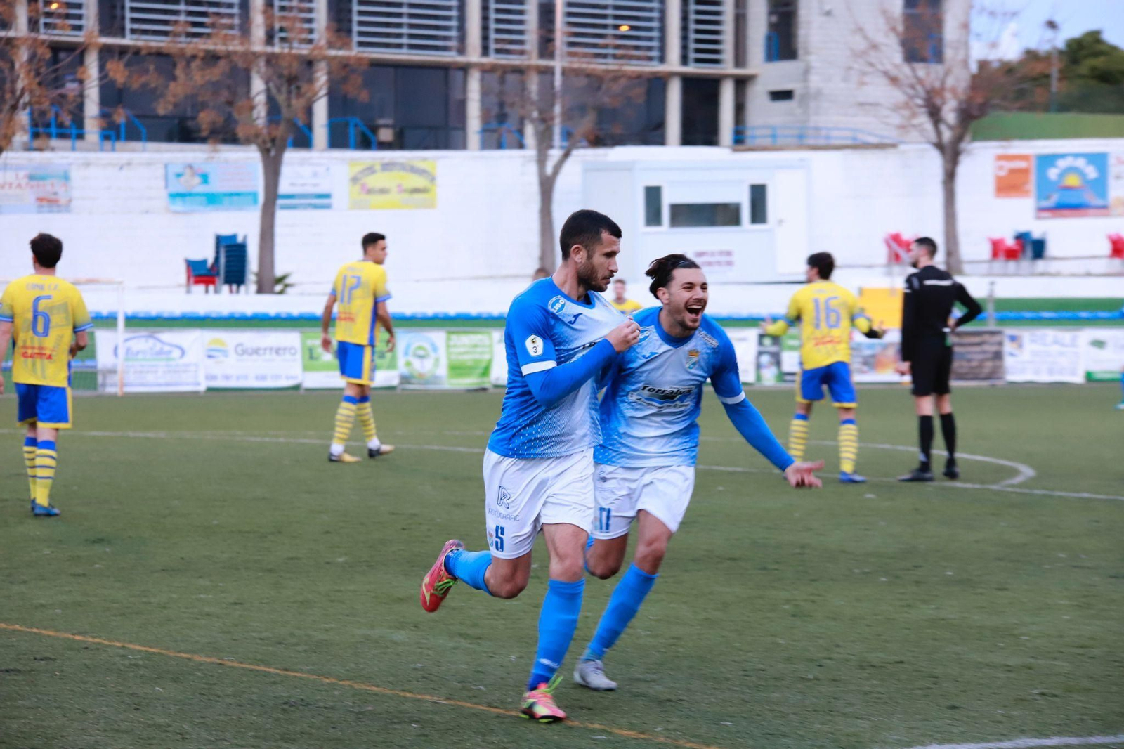 Álex Colorado celebra el gol del triunfo en el Pérez Ureba junto a Rodri.