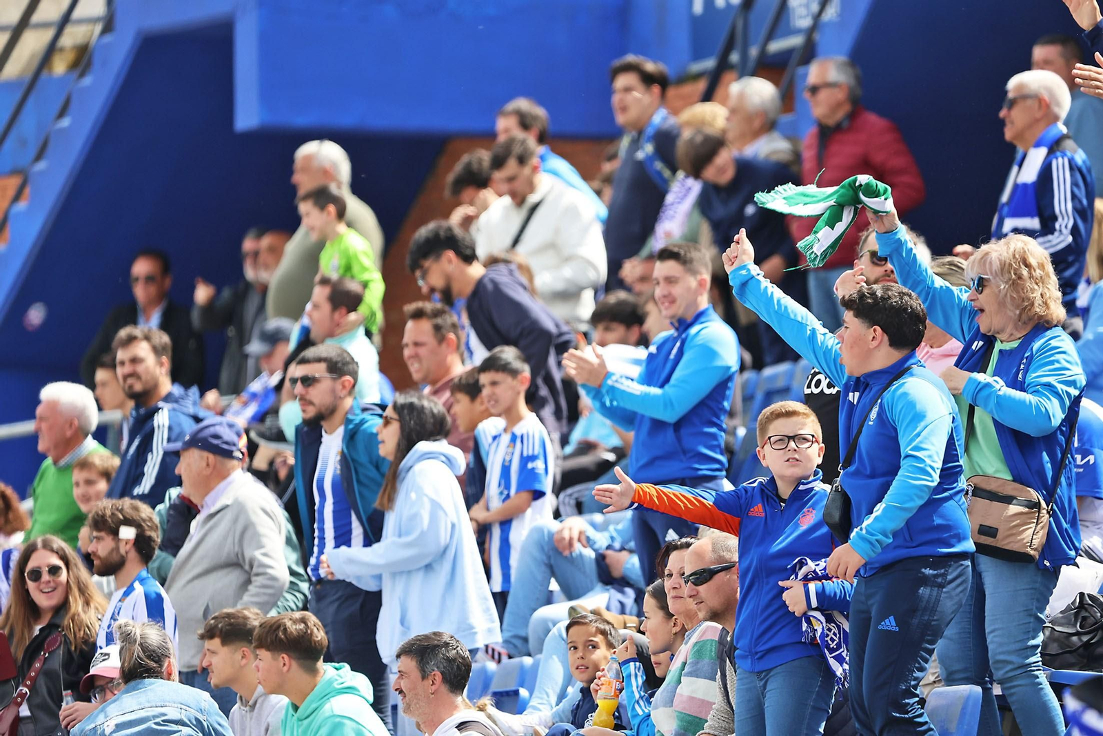 Aficionados del Recre animan a su equipo.