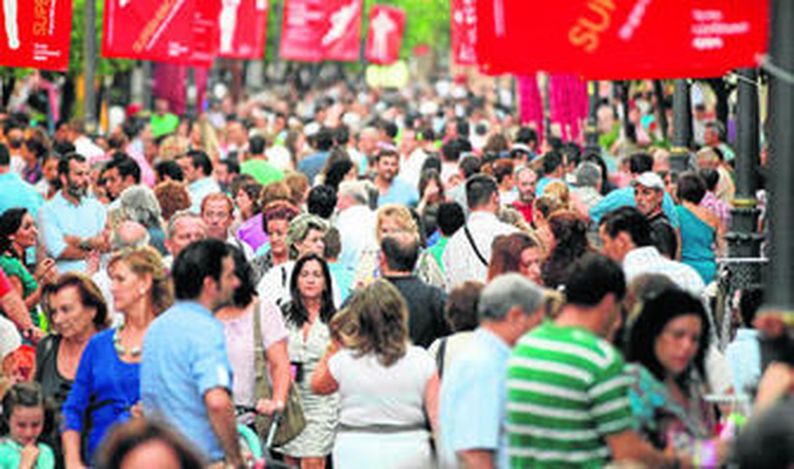 Vista de la calle Larga abarrotada de viandantes en una imagen retrospectiva.
