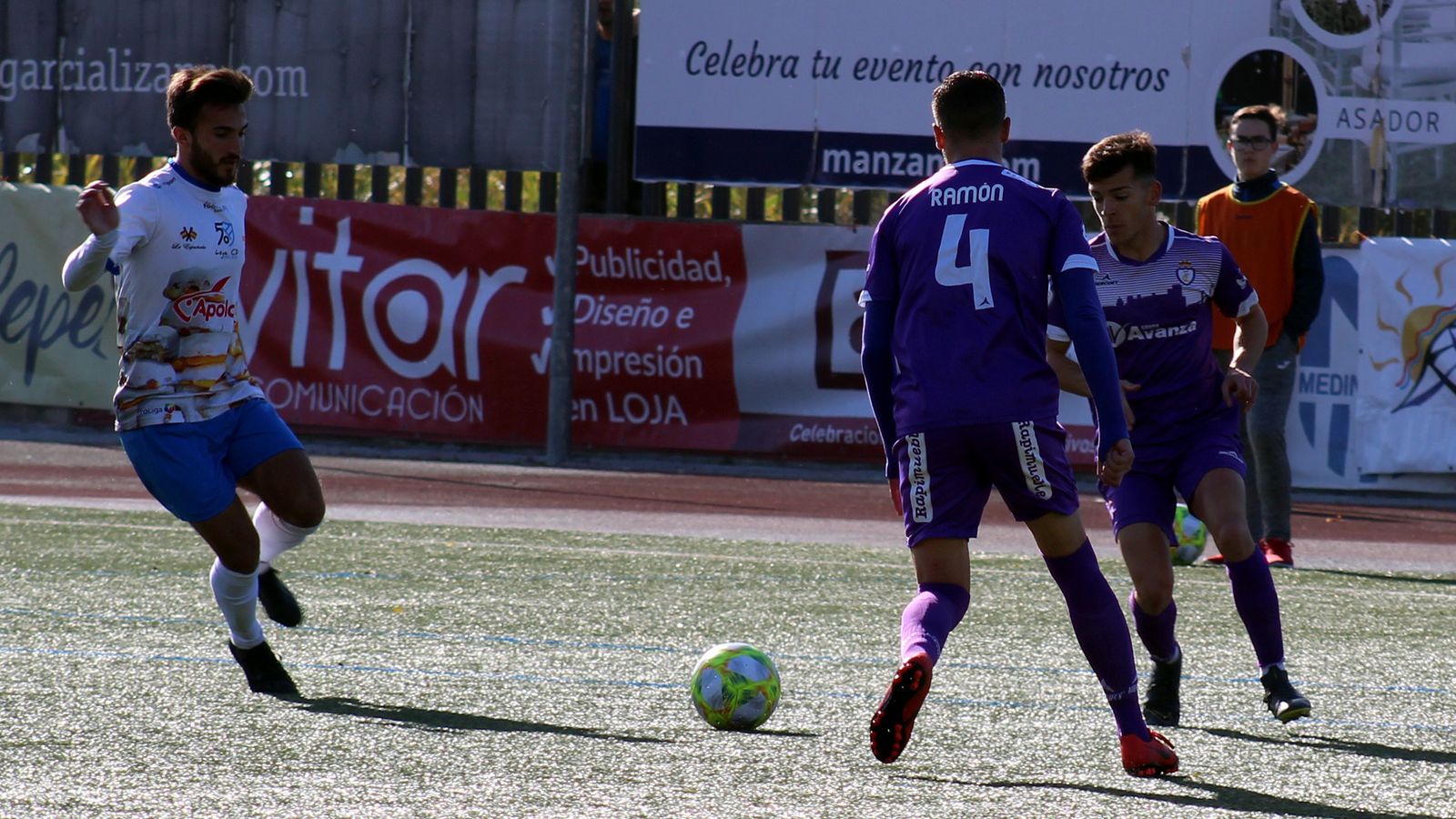 El visitante Ramón con el balón ante el lojeño Del Moral.
