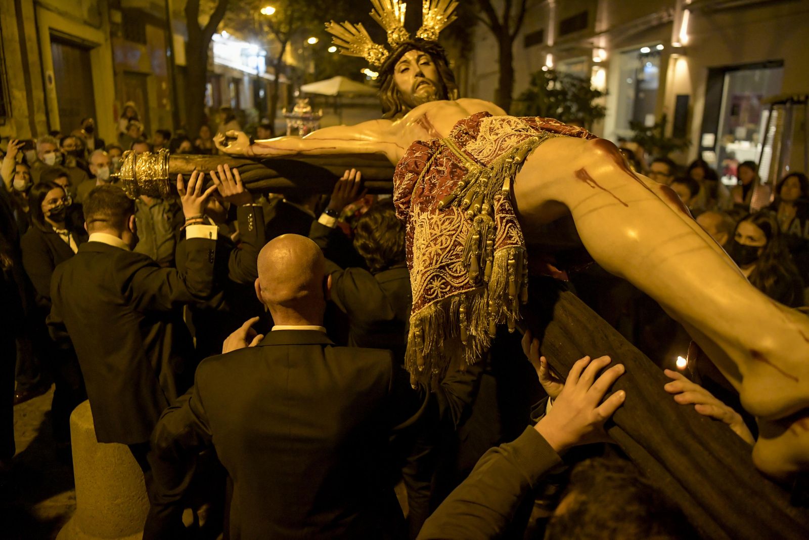 Los vía crucis del Viernes de Dolores, en imágenes