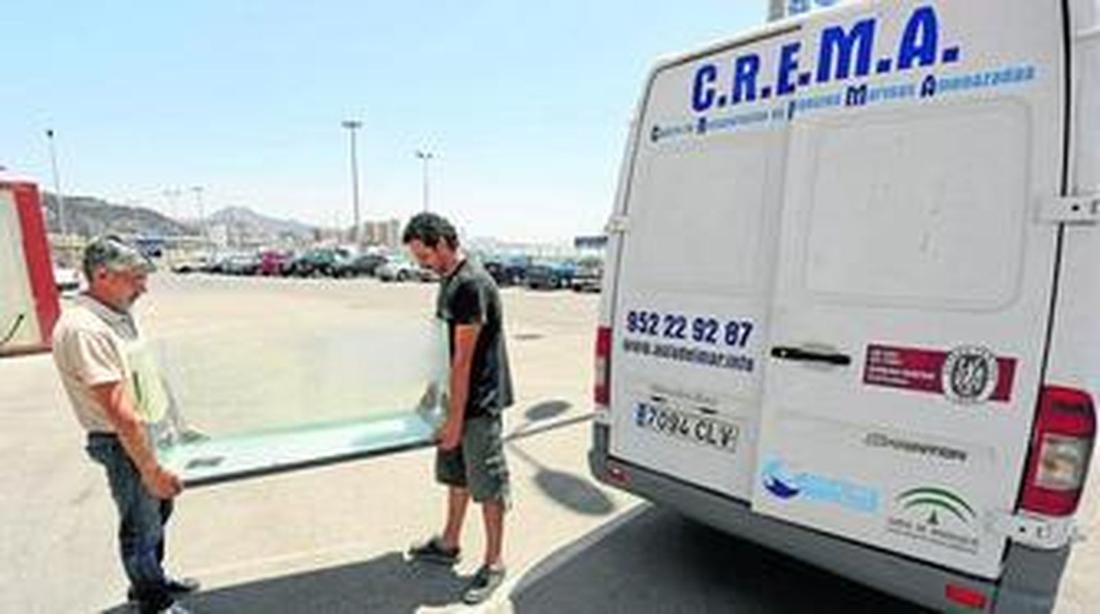 Traslado de uno de los acuarios del Crema a su nueva ubicación dentro del mismo puerto de Málaga.