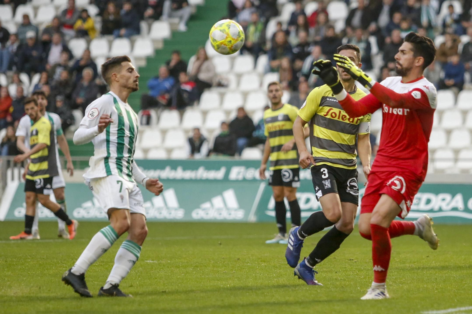 Zelu intenta alcanzar  el balón en el partido ante el Sanluqueño.
