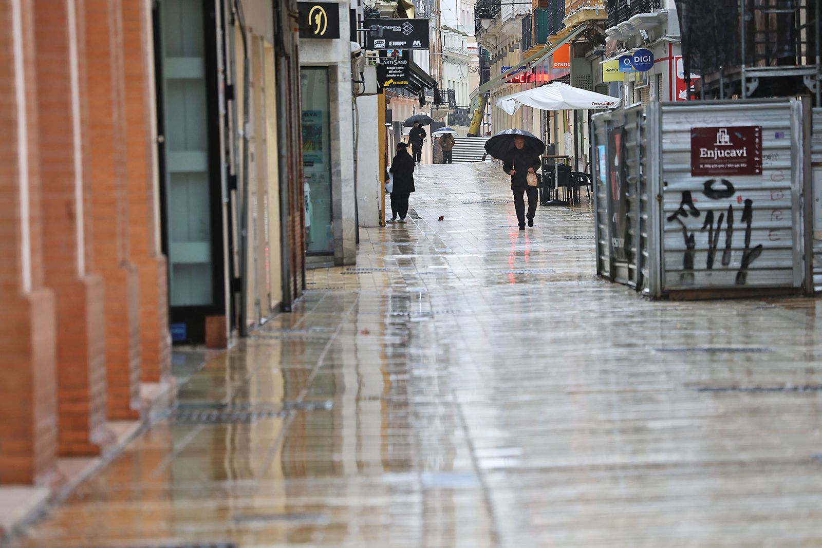 Intensas lluvias y calles desiertas en Huelva por la borrasca Marta