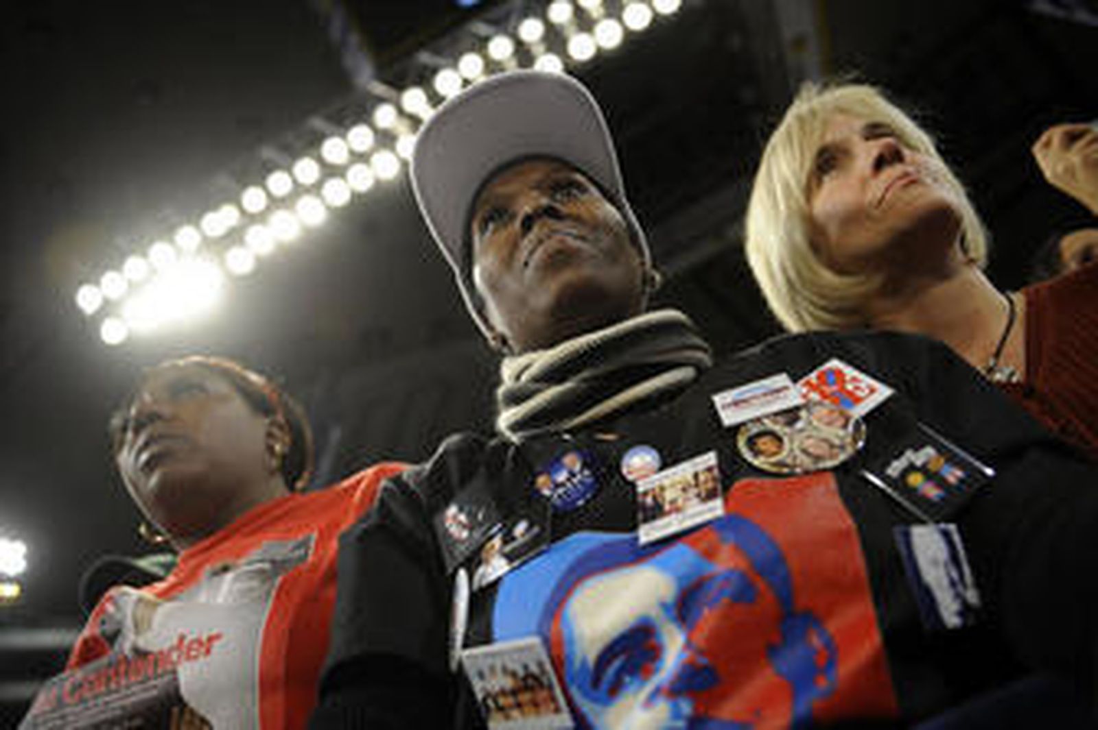 Dos mujeres escuchan un discurso de Obama.