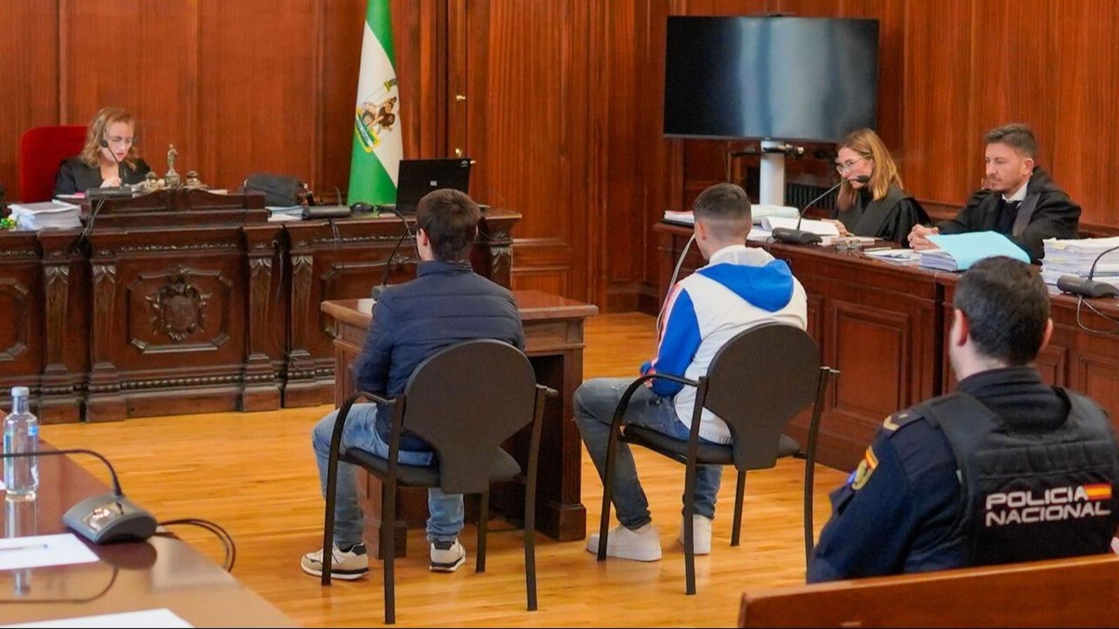 De izquierda a derecha: la magistrada-presidenta, Manuel F.M., Sergio F.A., la fiscal y el abogado de la familia de Reda.