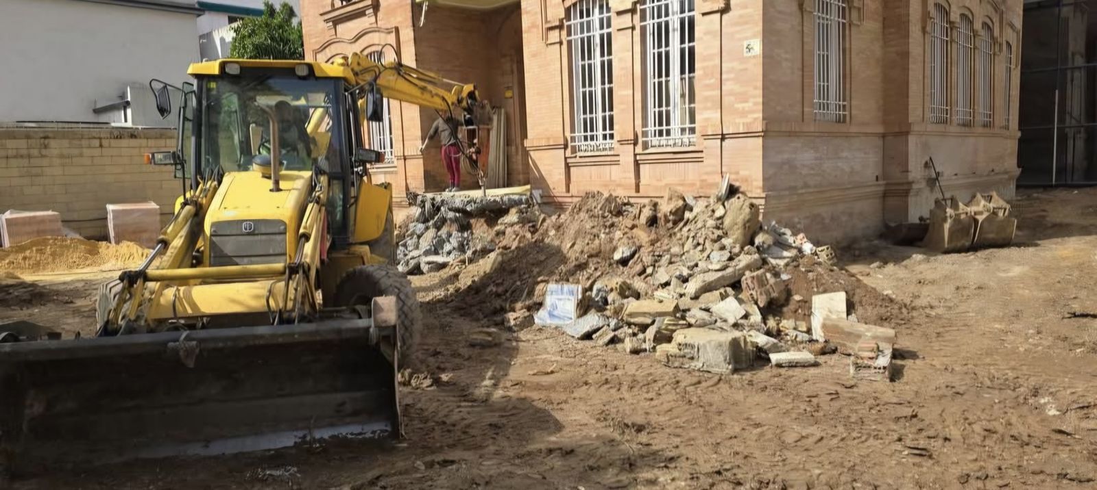 Demolición de la escalera de acceso a la casa de Nuestra Señora de la Cabeza, este jueves.