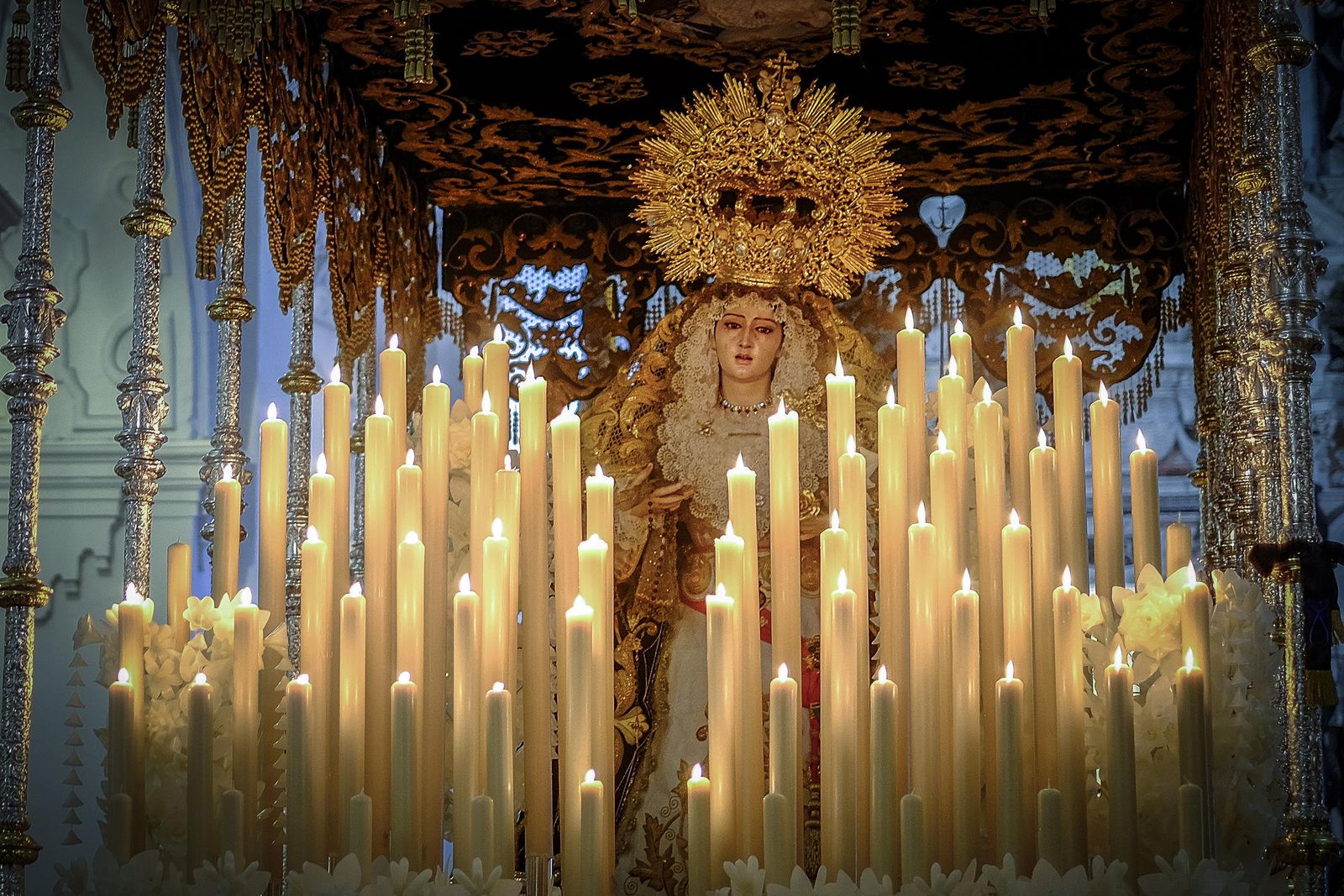 El palio de la Virgen de la Esperanza, con su candelería totalmente encendida.