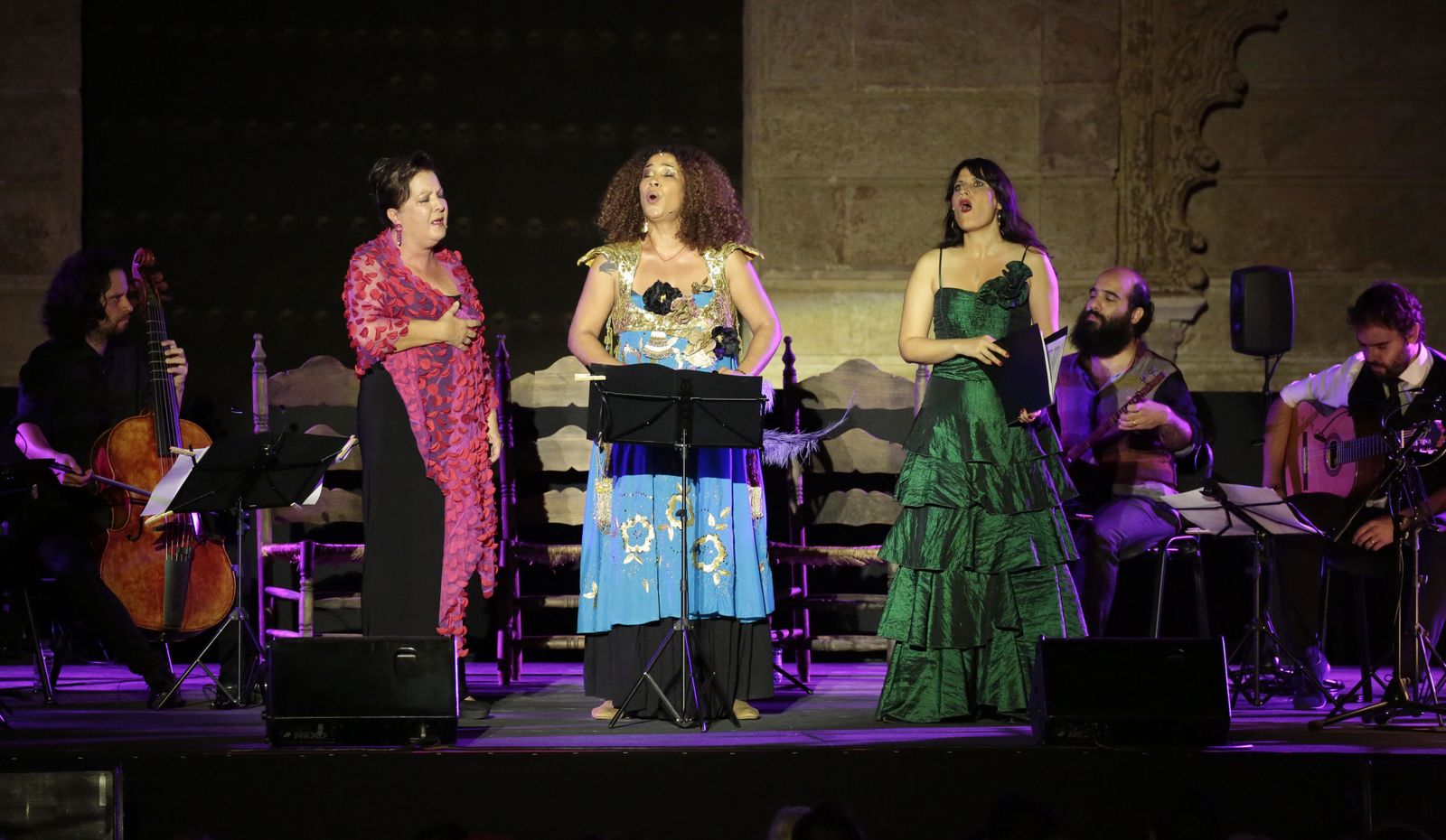 En el Patio de la Montería junto a Fahmi Alqhai cantan Carmen Linares, Ghalia Benali y Mariví Blasco.