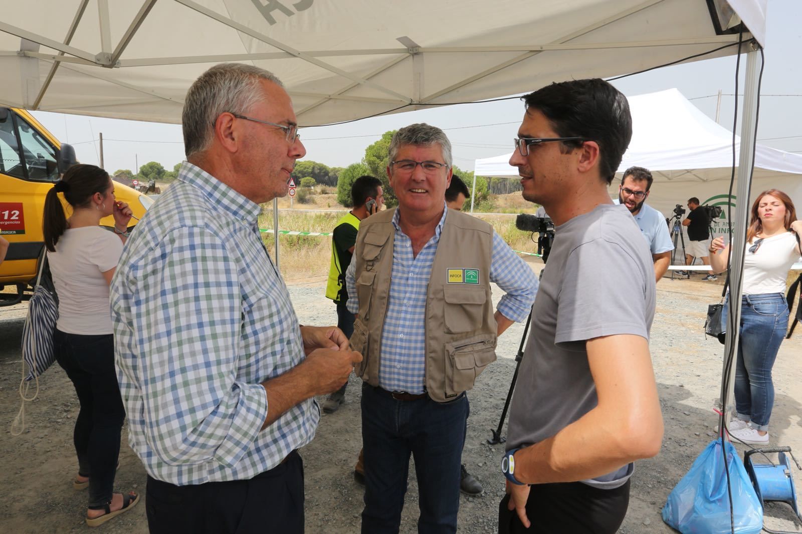 Los trabajos del Infoca en el incendio de Almonaster