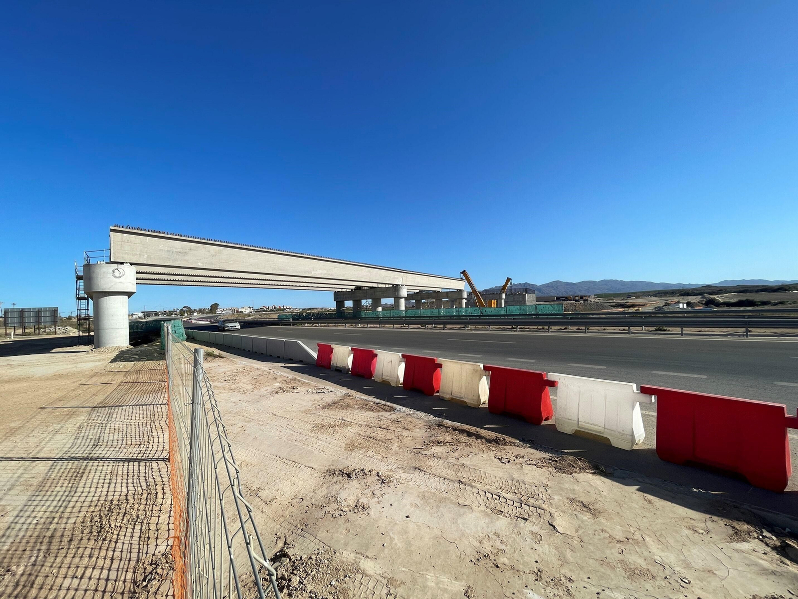 Construcción del viaducto del AVE sobre la A-352.