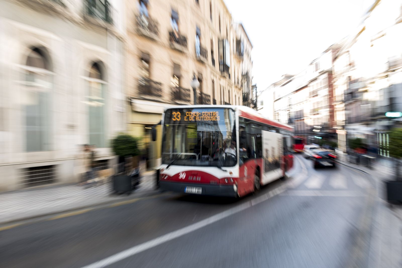 El 33 es el modelo de ruta a copiar para ampliar recorridos interurbanos en Granada