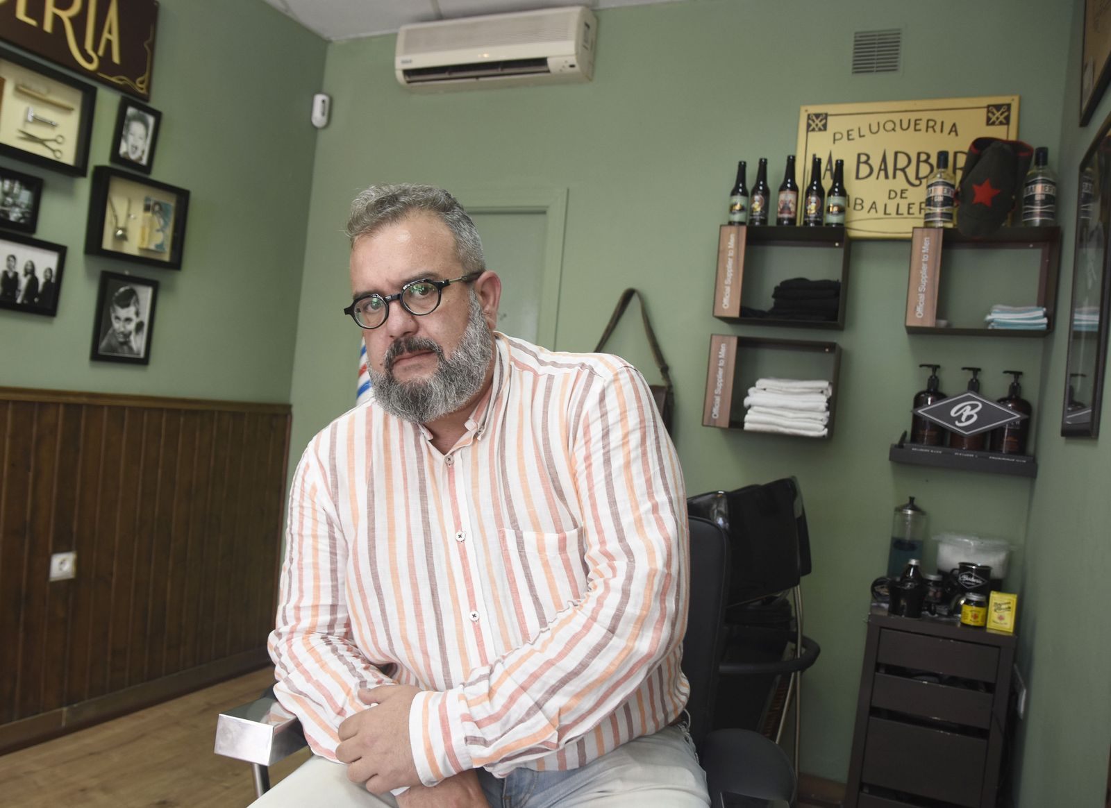Juan Luis Piqueras posa en La Barbería de Córdoba, ubicada en la plaza del Realejo.